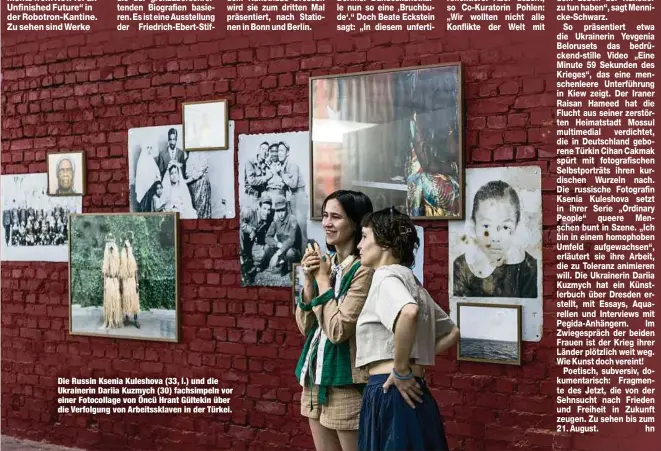  ?? ?? Die Russin Ksenia Kuleshova (33, l.) und die Ukrainerin Dariia Kuzmych (30) fachsimpel­n vor einer Fotocollag­e von Öncü Hrant Gültekin über die Verfolgung von Arbeitsskl­aven in der Türkei.