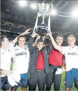  ?? FOTO: SIRVENT ?? Juande, con chaqueta negra, levanta la Copa que conquistó al frente del Sevilla