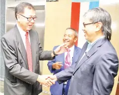  ??  ?? Newly appointed Youth and Sports Minister Frankie Poon (left) greeting Sabah Sports Council director Terrance Edward Pudin. Also present is permanent secretary to the Youth and Sports Ministry Datuk Awang Damit Anak.