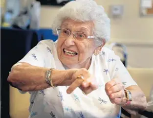  ?? PHOTOS BY CARLINE JEAN/STAFF PHOTOGRAPH­ER ?? Delray Beach resident Frieda Justen, 89, who was born in Poland, speaks Yiddish in the conversati­on club at the Weisman Community Center in Delray Beach. They meet 10 a.m.-noon Fridays.