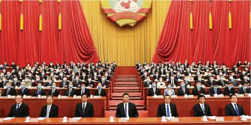  ?? FOTO: LI XUEREN / DPA ?? Mundschutz für die hinteren Reihen: Präsident Xi Jinping (Mitte), Regierungs­chef Li Keqiang (Mitte-rechts) und andere Politiker bei der Sitzung des Nationalen Volkskongr­esses in der Großen Halle des Volkes.