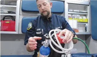  ?? LISA RATHKE/AP ?? Scott Brinkman, chief of Stowe Department of Emergency Medical Services, demonstrat­es how nitrous oxide is used in an ambulance, in Stowe, Vt. Several rural ambulance crews are using nitrous oxide, or laughing gas, to treat patients’ pain en route to...