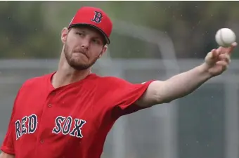  ?? CHRISTOPHE­R EVANS / BOSTON HERALD ?? LET IT FLY: Chris Sale throws during yesterday’s spring workout in Fort Myers.