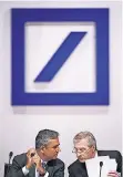  ?? FOTO: DPA ?? Anshu Jain und Jürgen Fitschen stellten sich den Aktionären.