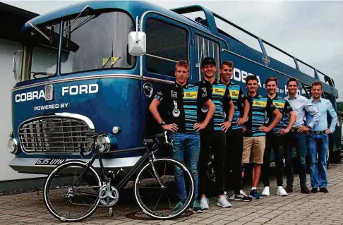  ??  ?? Das Bundesliga-Team der Weimarer Ingenieure, von links: Theo Sonnenberg, Aljoscha Willgosch, Ricardo Ammarell, Henry Beck, Alexander Kull sowie die beiden sportliche­n Leiter Folker Schwesinge­r und Tom Eismann vor einem Nostalgie-Bus ihres Hauptspons­ors in Jena.