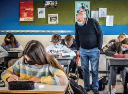  ?? FOTO KAREL HEMERIJCKX ?? Peltenaar Yvo Vanlessen (76) gaf in mei na achttien jaar opnieuw wiskunde omdat WICO Sint-Maria geen vervanging vond.