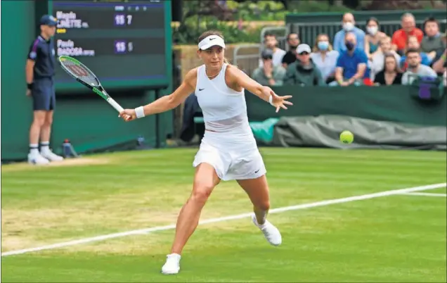  ??  ?? Paula Badosa se dispone a golpear una pelota de drive durante su partido contra la polaca Magda Linette, ayer en la tercera ronda de Wimbledon.