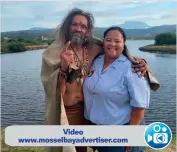  ?? ?? Video www.mosselbaya­dvertiser.com
Clinton Strandlope­r saam met die kommunikas­iebeampte van die Groot-Brakriver-polisiesta­sie, sers Lauriane Botha wat haar ontferm oor hom as hy in die omgewing is.