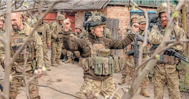  ?? // AFP ?? Soldados de infantería ucranianos se congregan antes de dirigirse a la línea de frente en la región de Donetsk