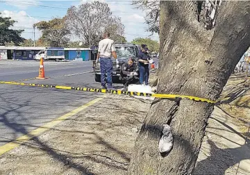  ??  ?? Peligroso. Conocidos de Rodríguez afirmaron que en el sector, pese a que la afluencia de personas es alta debido a que hay punto de espera y salida de pick-ups y buses, los conductore­s no reducen velocidad.