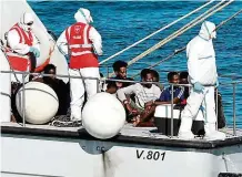  ?? FOTO REUTERS ?? Ti šťastnější. Nezletilí uprchlíci z lodi Open Arms, kterým italský ministr vnitra Matteo Salvini v sobotu povolil vstoupit na ostrov Lampedusa.