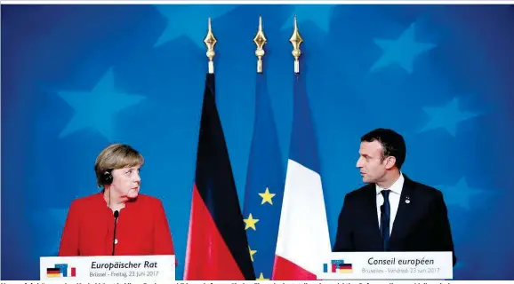  ??  ?? Macron (r.) drängt – aber Merkel hängt bei ihrer Regierungs­bildung. Auf europäisch­er Ebene bedeutet dies, dass wichtige Reformen liegenzubl­eiben drohen