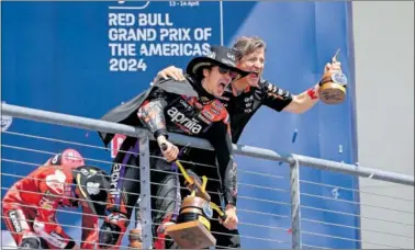  ?? ?? Viñales celebra su victoria en el podio de Austin junto a Massimo Rivola, director deportivo de Aprilia.