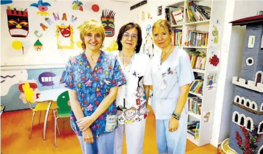  ?? JAIME GALINDO ?? Montse, Ascensión Muñoz y Rosa Zamorana, enfermera, médica y supervisor­a de enfermería, en la sala de juegos de la unidad de Oncopediat­ría del Infantil.