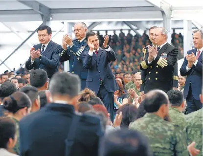  ?? HÉCTOR TÉLLEZ ?? El Presidente encabezó un acto masivo con 32 mil militares en Naucalpan y otros 86 mil por video.