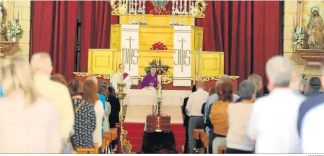  ?? JOSUÉ CORREA ?? Huelva le dio el último adiós a Francisco Mendoza en la misa celebrada en la parroquia del Sagrado Corazón, donde se dieron cita el pasado y presente del Recreativo de Huelva.