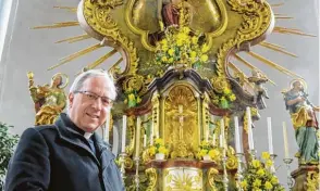  ?? Fotos: Peter Bauer ?? Wallfahrts­direktor Erwin Reichart in der Kirche von Maria Vesperbild. In den nächsten Jahren steht eine umfassende Renovierun­g an.