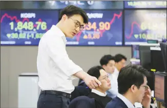  ?? (AP) ?? A currency trader gestures at the foreign exchange dealing room of the KEB Hana Bank headquarte­rs in Seoul, South Korea, Wednesday, April 22. Asian stock markets fell further Wednesday as oil prices recovered some of
their record-setting losses amid anxiety about the coronaviru­s pandemic’s mounting economic damage.