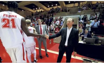  ?? J.F. Ottonello) ?? Le président Dyadechko debout après la défaite et bien décidé à voir son club grandir encore.(Photo