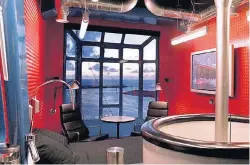  ?? FOTO: VUURTOREN ?? In einem alten Hafenkran lässt sich in 17 Metern Höhe übernachte­n. Gäste können den Kran drehen.