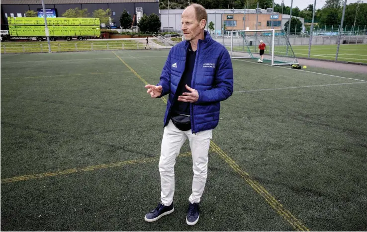  ?? BILD: PER WAHLBERG ?? Patrik Gustafson, distriktsc­hef för Göteborgs fotbollför­bund är orolig över skicket på konstgräsp­lanerna. Förbundet har beslutat att stänga av tre planer från matchspel och fler kan stå på tur om inte Göteborgs stad agerar menar han.