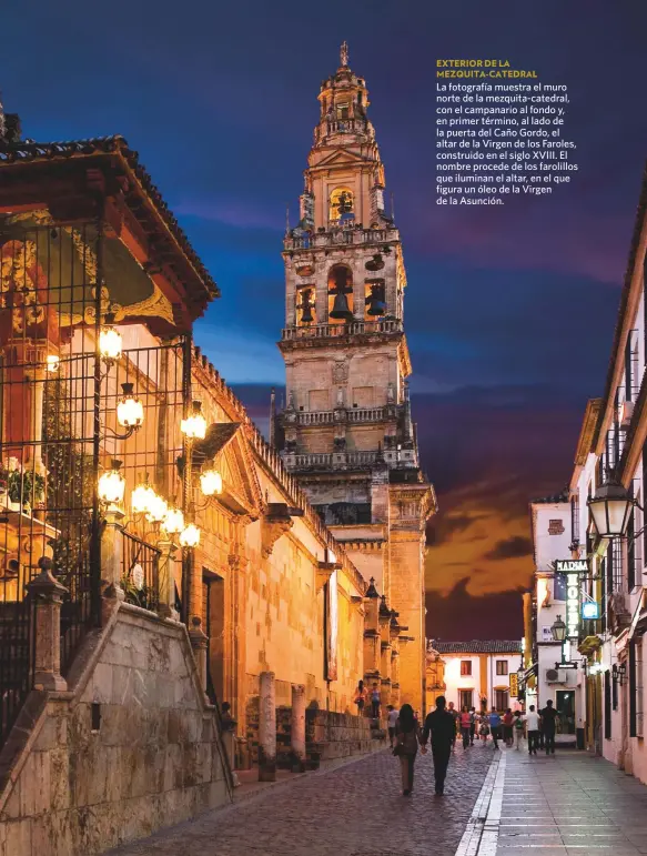  ??  ?? La fotografía muestra el muro norte de la mezquita-catedral, con el campanario al fondo y, en primer término, al lado de la puerta del Caño Gordo, el altar de la Virgen de los Faroles, construido en el siglo XVIII. El nombre procede de los farolillos que iluminan el altar, en el que figura un óleo de la Virgen de la Asunción.