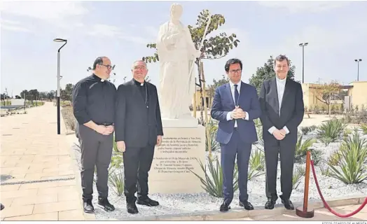  ?? FOTOS: DIARIO DE ALMERÍA ?? La escultura ha sido inaugurada por el alcalde Francisco Góngora y bendecida por el Obispo de Almería, Antonio Gómez Cantero.