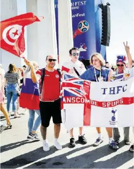  ??  ?? Russen feiern in Wolgograd gemeinsam mit tunesische­n und