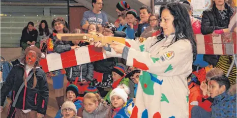  ?? FOTO: WOLFGANG LUTZ ?? Da kann sich Gemeinderä­tin Susanne Wolske noch so ins Zeug legen, am Schluss schießt die Schule wieder den Vogel ab.