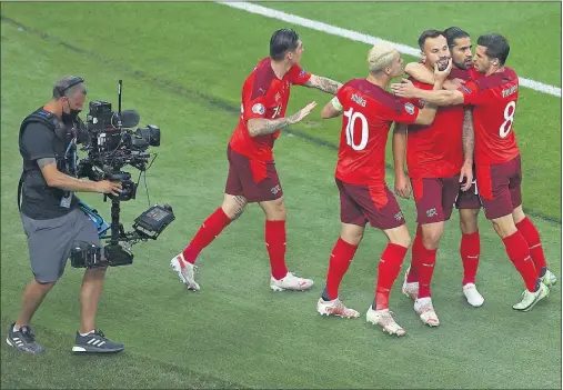  ??  ?? Seferovic celebra el primer gol de Suiza con sus compañeros.