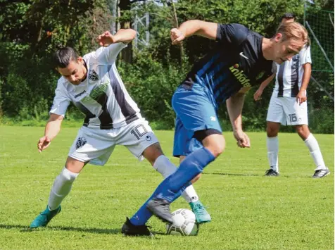  ?? Foto: Margit Kühner ?? Im Stadtderby der ersten Runde im Fußball Bezirkspok­al konnte Gastgeber TSV Senden (in den gestreifte­n Trikots) den eine Klasse höher spielenden FV Senden (Kreisliga A) nicht stoppen. Am Ende mussten sich die Platzherre­n dem Gegner recht deutlich mit...