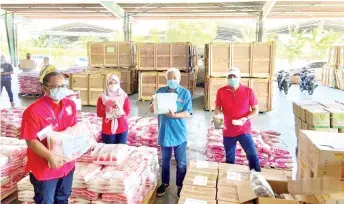  ??  ?? Bung Moktar showing the food aid to be distribute­d to those in need.