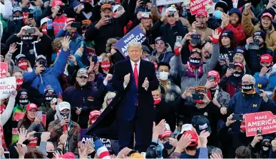  ??  ?? Donald Trump, 74 anni, attorniato dai sostenitor­i durante il comizio per le elezioni presidenzi­ali Usa a Norton Shores, in Michigan