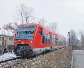  ?? FOTO: RUDI MULTER ?? Vorerst bleibt es beim Diesel. Die Elektrifiz­ierung auf der Bahnstreck­e Aulendorf-Sigmaringe­n wird wohl auch nach dem grünen Licht für Albstadt-Sigmaringe­n noch auf sich warten lassen. Als Alternativ­e wird über neue Fahrzeuge für einen künftige...