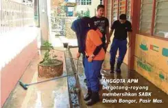  ??  ?? ANGGOTA APM bergotong-royong membersihk­an SABK Diniah Bongor, Pasir Mas.