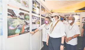  ?? — Gambar Penerangan ?? MODEN: Abang Johari mendengar keterangan daripada Snowdan (kiri) mengenai pelan pembinaan Stadium Mini Balai Ringin. Turut kelihatan Masing (kanan).