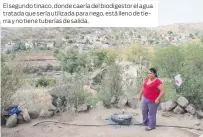  ??  ?? El segundo tinaco, donde caería del biodigesto­r el agua tratada que sería utilizada para riego, está lleno de tierra y no tiene tuberías de salida.