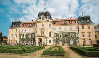  ?? Foto: Michal Šula, MAFRA ?? Otevřené Lány Dveře lánského zámku se lidem otevřely u příležitos­ti stého výročí založení Českoslove­nska. Návštěvník­ům je přístupný Žlutý salon, který sloužil jako audienční síň i T. G. Masarykovi.