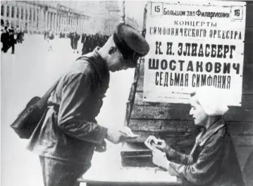  ??  ?? El estreno por todo lo alto, en agosto de 1942, de la Séptima Sinfonía de Shostakóvi­ch en la sitiada y hambrienta ciudad de Leningrado fue un acto de afirmación patriótica de la Unión Soviética ante la invasión nazi. En la foto, un soldado compra su...