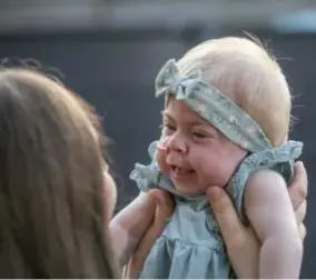  ?? ?? “Ze is het liefste kind van de hele wereld”, glundert Annelies. “Hoe ze zo vol liefde naar mij kan kijken ... Ik smelt elke keer.”