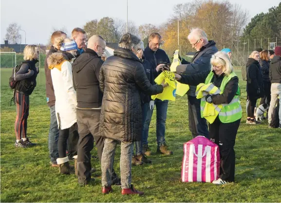  ?? Bild: OLA FOLKESSON ?? STORT SÖKPÅDRAG. Många frivilliga samlades under onsdagen för att söka efter pojken som försvann i tisdags kväll.