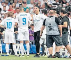  ??  ?? SUPERCAMPE­ÓN. Cristiano felicitó al equipo tras ganar al Barça.