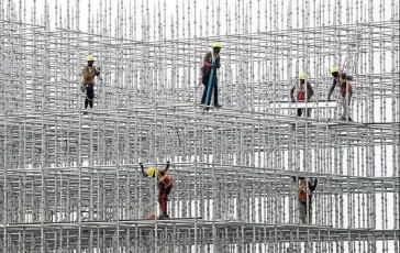  ?? ?? Projection stays: Workers prepare a scaffoldin­g at a constructi­on site in Mumbai. The RBI is unlikely to make any significan­t changes to this year’s 7.2% economic growth forecast, or 6.7% inflation outlook, given pressures from food grain prices. — AP