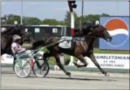  ?? BILL KOSTROUN — THE ASSOCIATED PRESS FILE PHOTO ?? Glidemaste­r, driven by John Campbell, wins the Hambletoni­an at Meadowland­s Racetrack in East Rutherford, N.J. Campbell bids farewell to the Meadowland­s, making his final drives at the track that helped the Hall of Famer become harness racing’s career...