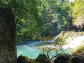  ??  ?? Ti Tanap-Avis Falls (akinngato) ken ti aglawlawna iti Sitio Avis, Brgy. Tanap, Burgos, Ilocos Norte.