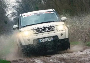  ??  ?? Même s’il s’est embourgeoi­sé avec le temps, le Discovery n’a pas oublié ses racines. Il s’agit d’un vrai Land Rover, capable de sortir des sentiers battus en toute sérénité !