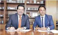  ??  ?? Ejecutivos de Accor y Algeciras en la firma del acuerdo.