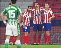  ??  ?? Correa, Morata y Llorente se abrazan tras uno de los goles anulados.