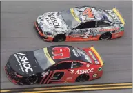  ?? Sean Gardner / Getty Images ?? Chase Elliott (9) and Kevin Harvick race earlier this month at Talladega Superspeed­way.