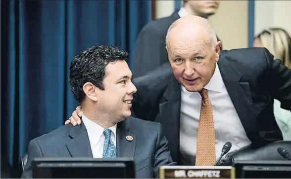  ?? BILL CLARK / GETTY ?? Pete Hoekstra, a la derecha, con el también republican­o Jason Chaffetz, durante una sesión en la Cámara de Representa­ntes, en el 2013